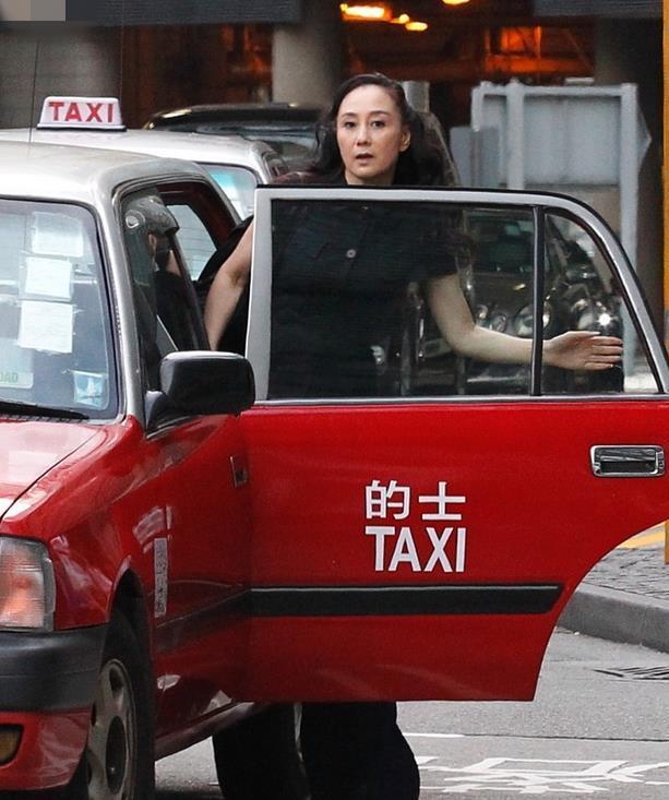 残不忍睹!54岁利智近照曝光似广场大妈