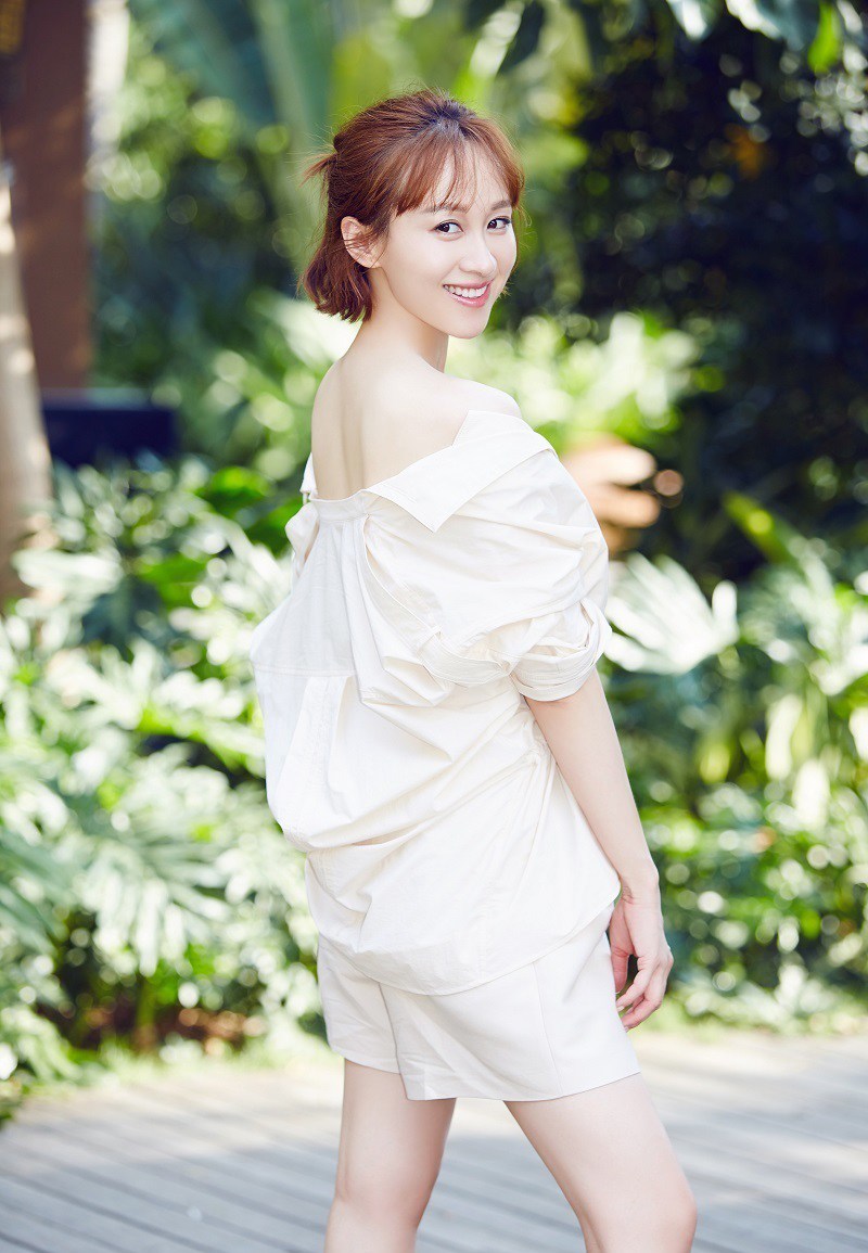 练束梅香肩美背显轻熟曝光夏日最新写真(4)