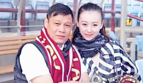 他是足球明星，艳福不浅，两次娶空姐，三婚娶小十七岁芭蕾舞女星
