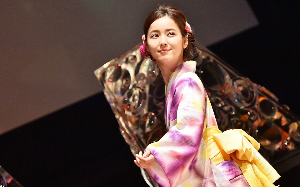 日本女星佐佐木希和服活动照图片(5)