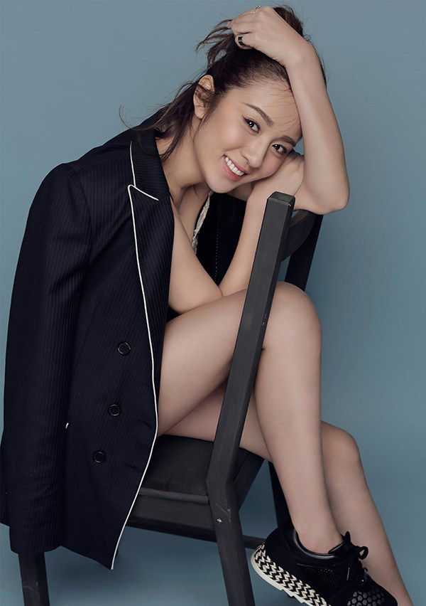 王晓晨时尚西装曝甜帅写真(4)