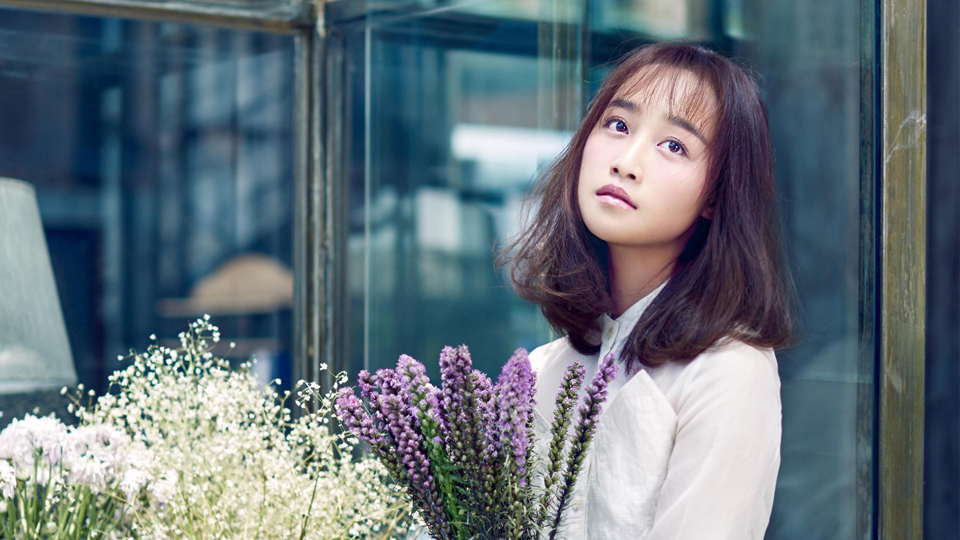 蓝盈莹色彩斑斓撩人心弦魅力动人(2)