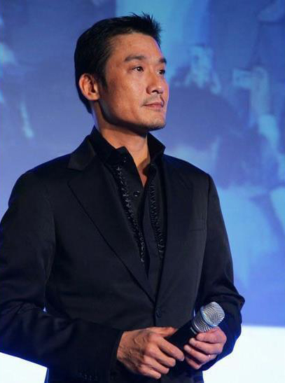 睡粉丝,接私活,流泪播节目,扒扒10大明星惨遭公司开除内幕(5)
