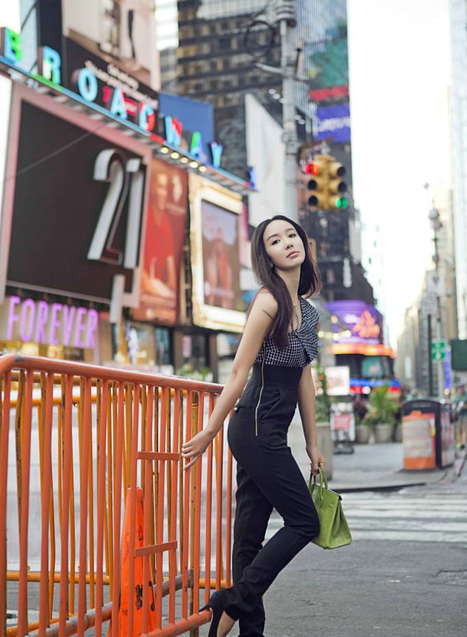 中国女演员娄艺潇尽显时尚干练魅力街拍照(4)