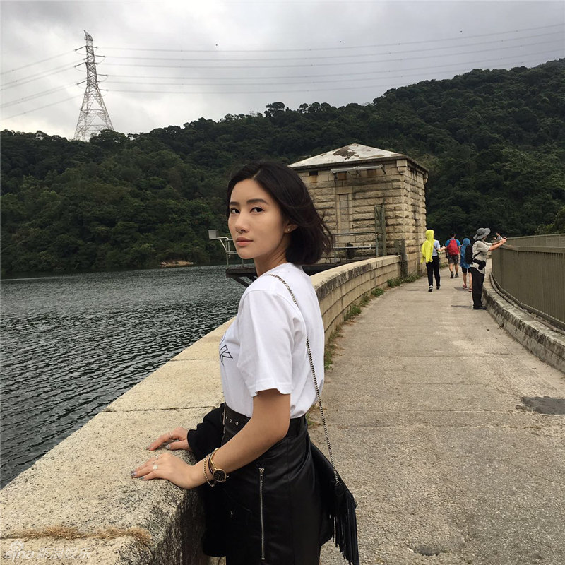 吴优户外美颜姿态动人心弦