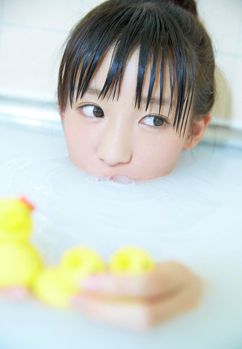 嫩模椎名光姿势大胆双乳抢镜泡泡浴写真超性感