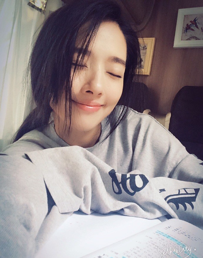 郭碧婷发照调侃自己太自恋网友大呼美丽(3)