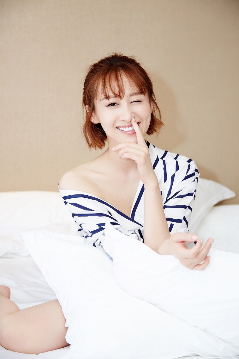 练束梅优雅与少女清新气质曝最新写真