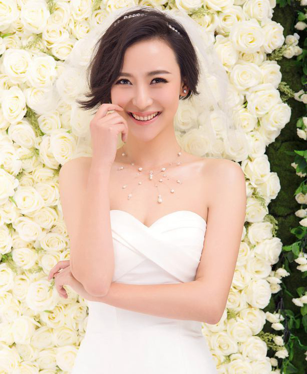 杨舒化身优雅小女人时尚婚纱大片出炉(3)