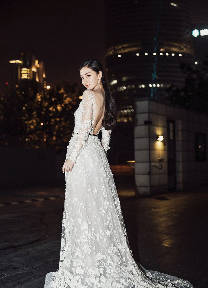 Angelababy穿白色礼服露白滑玉背仙气十足(3)