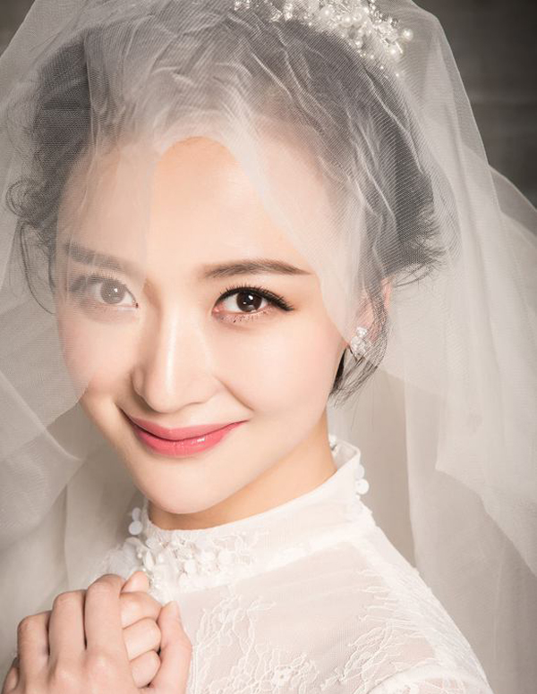 杨舒化身优雅小女人时尚婚纱大片出炉(2)