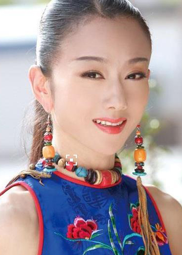 她身上被传仅6根肋骨，为舞蹈放弃生育，年近花甲活成了神仙姐姐(2)