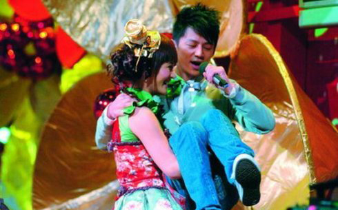 力大无穷!迪丽热巴领衔玩公主抱的10大女汉子(6)