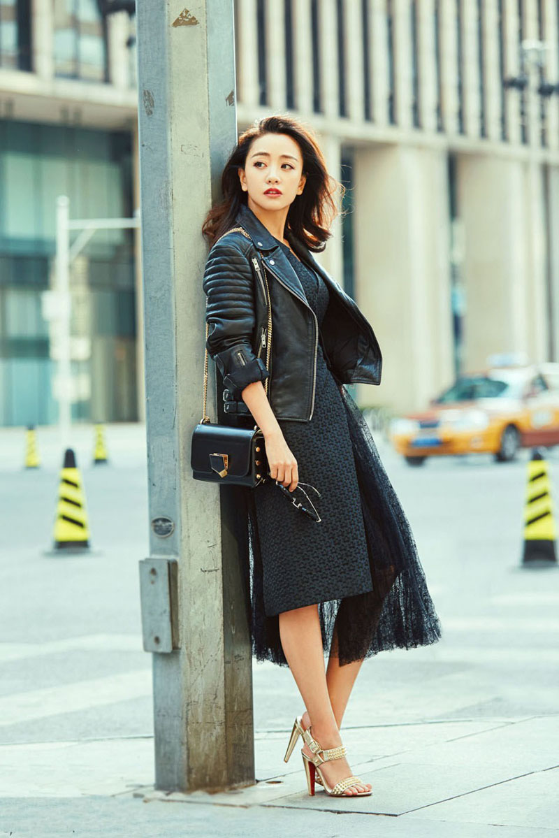 杨蓉红唇凝脂酷黑朋克街拍曝光