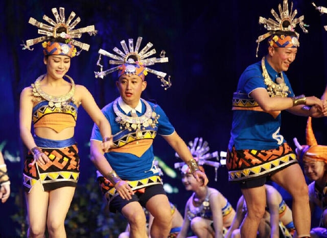 邓超领衔扮女装毁三观的十大男星(10)