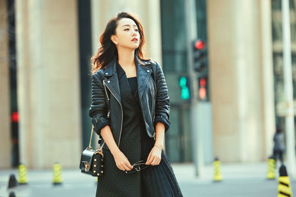 杨蓉红唇凝脂酷黑朋克街拍曝光(4)