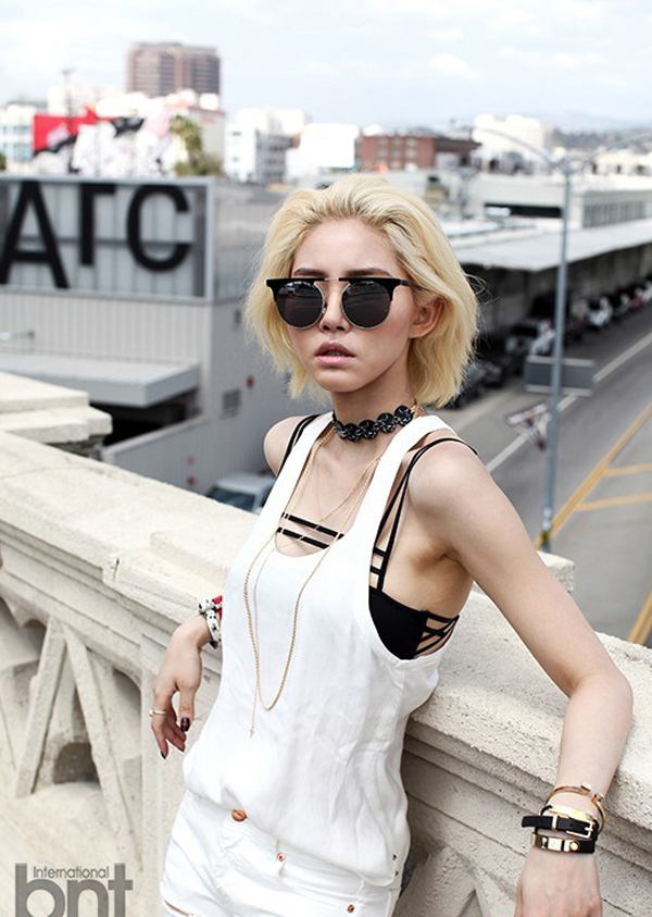 黄胜妍野性十足透视衣露黑Bra变街拍达人(4)