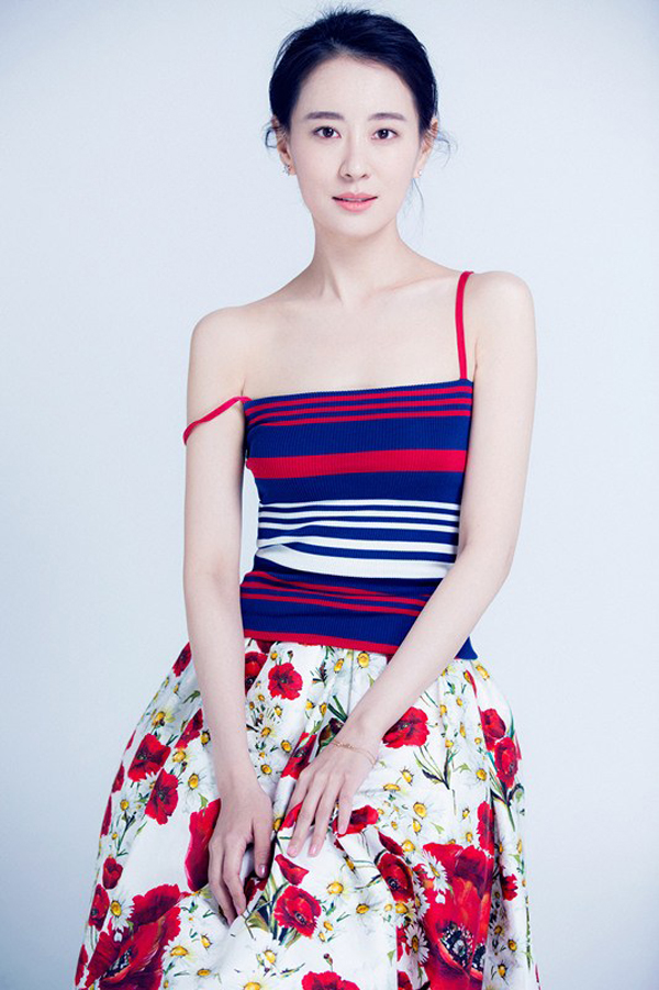 王乐君皮肤白皙写真露一字锁骨(2)