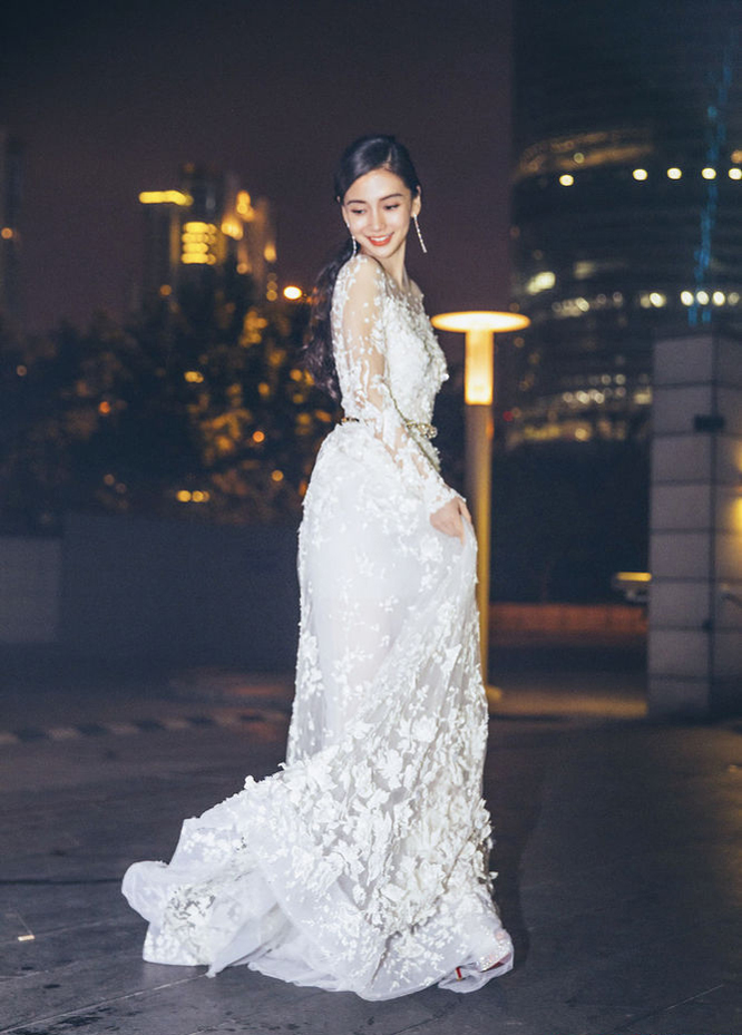 Angelababy穿白色礼服露白滑玉背仙气十足(2)