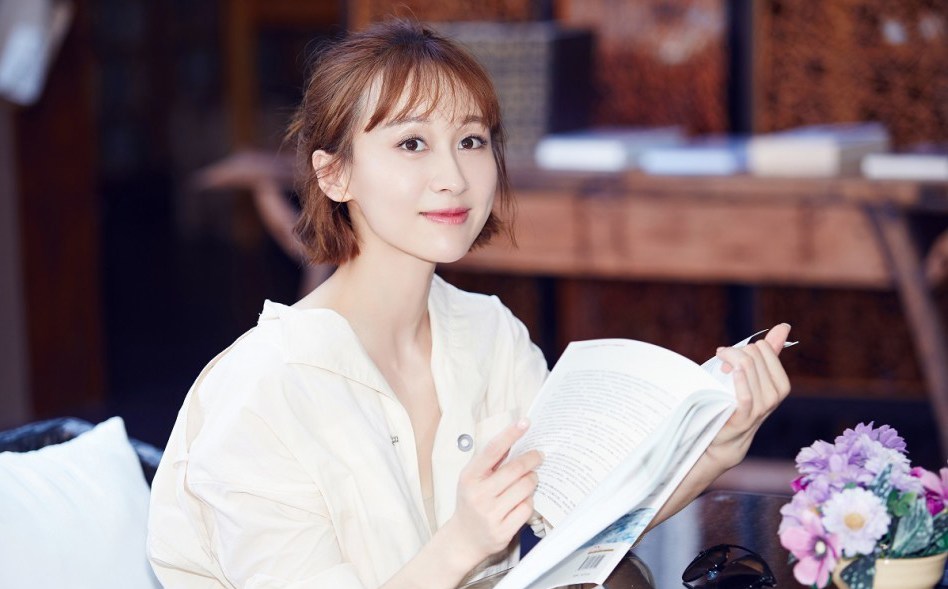 练束梅香肩美背显轻熟曝光夏日最新写真(7)