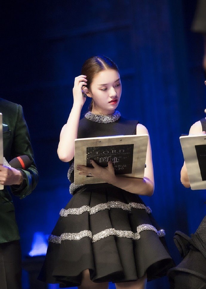 林允一改往日清纯路线秒变冷艳酷女(3)