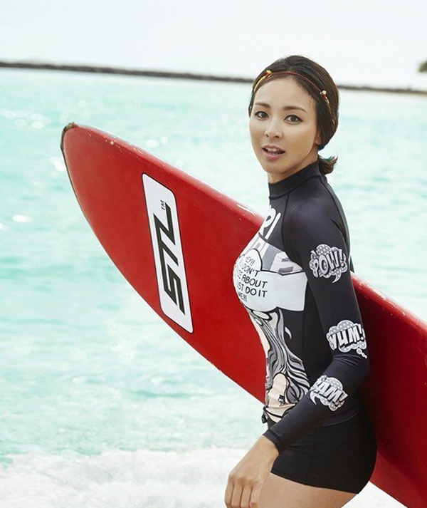 日本女模特矢野志保拍写真大秀性感美腿(2)