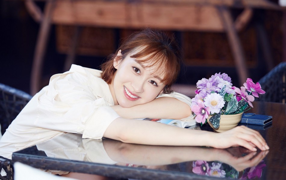 练束梅香肩美背显轻熟曝光夏日最新写真(9)
