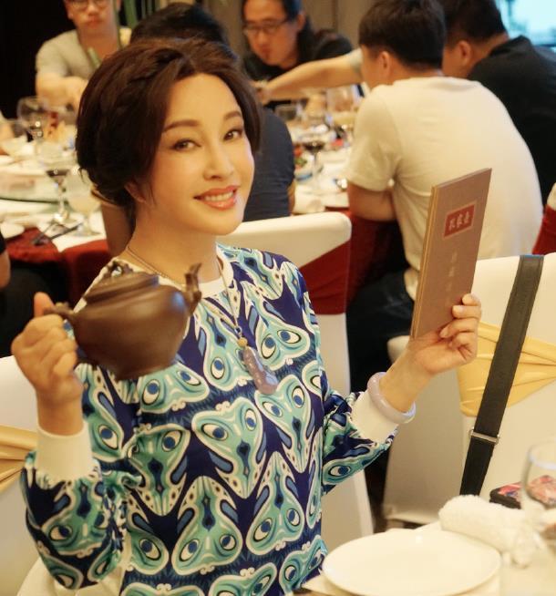 刘晓庆时而嫩如少女，时而糙似大妈，那么她到底是美还是丑呢(9)