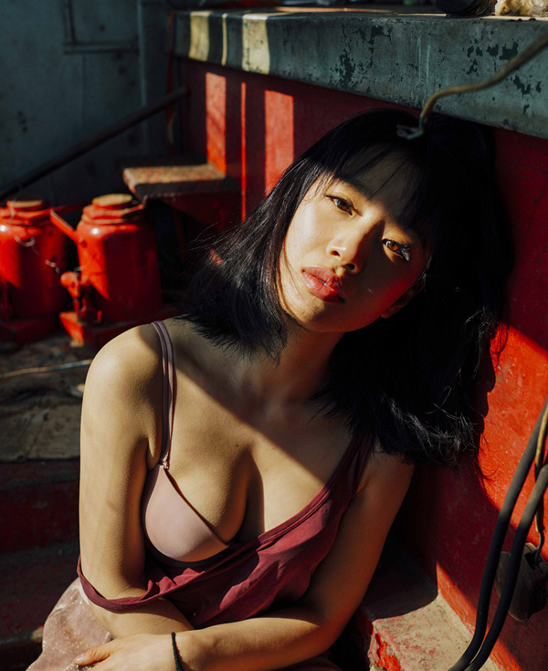 影视新人李梦男人装魅力写真(2)