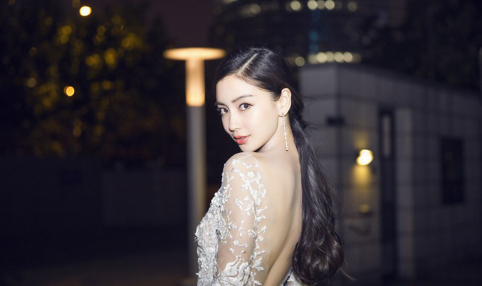 Angelababy穿白色礼服露白滑玉背仙气十足(7)