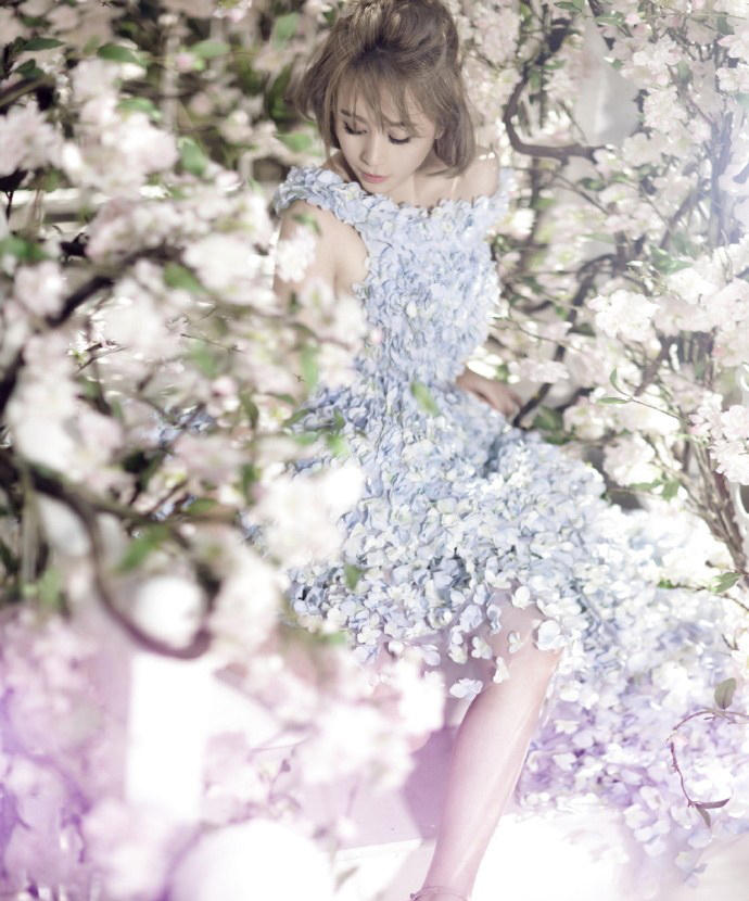 马丽戏称自己为“花姑娘”晒文艺写真(5)