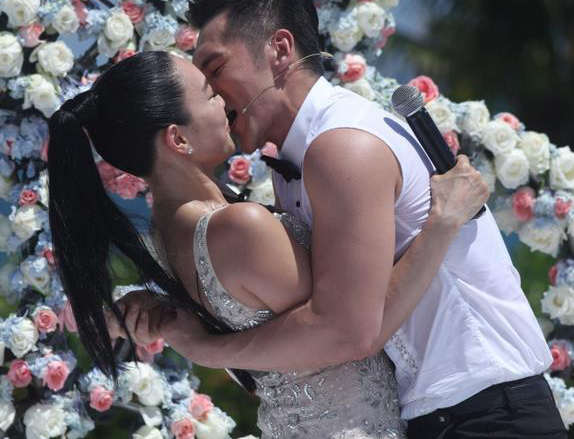 他是选秀冠军,身材Man爆唱跳俱佳却不红,如今要娶大12岁的三婚女