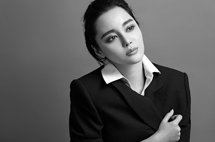 王冕黑色率性女人气质动人(3)