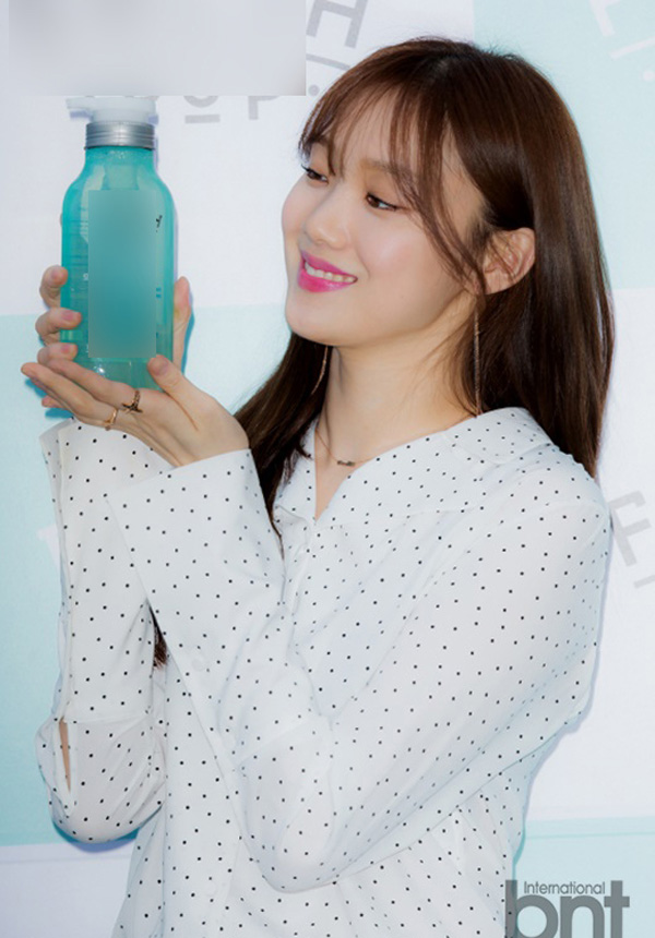 李圣经空气刘海紧身裤显嫩美照(3)