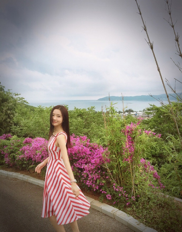 “最美举牌女生”陈娅安私房写真曝光(2)