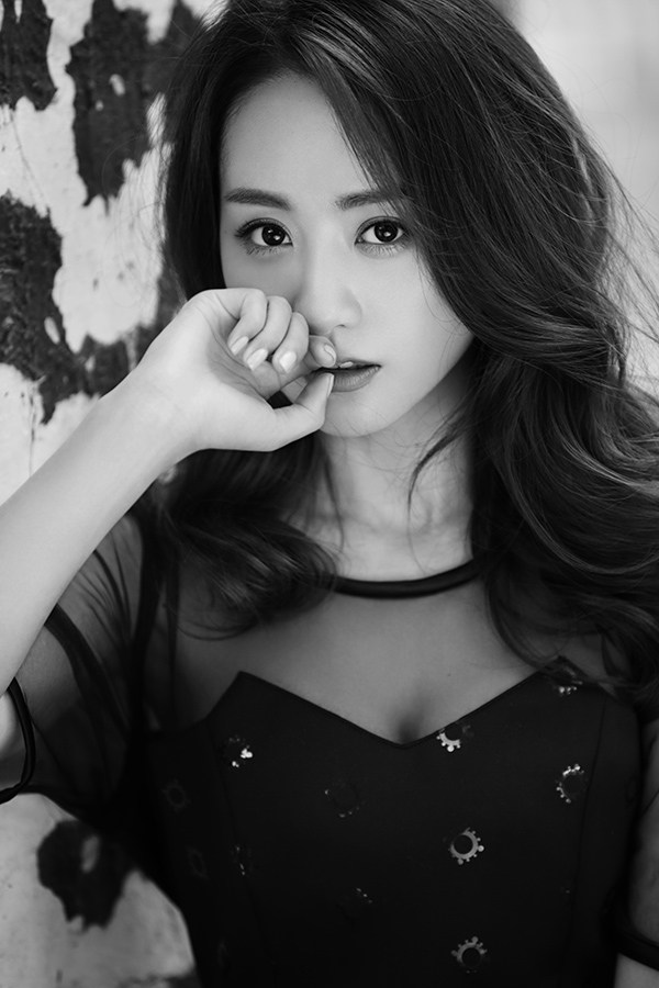 杨蓉透视小露酥胸复古写真曝光(3)