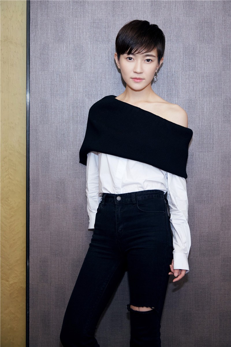 焦俊艳出席活动小露香肩写真