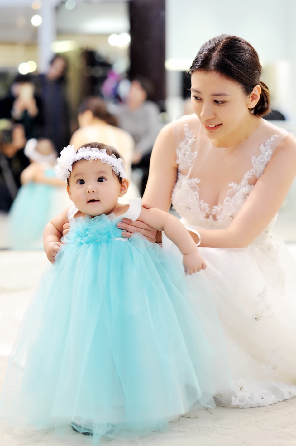 贾静雯带女儿咘咘试婚纱温馨甜蜜(6)