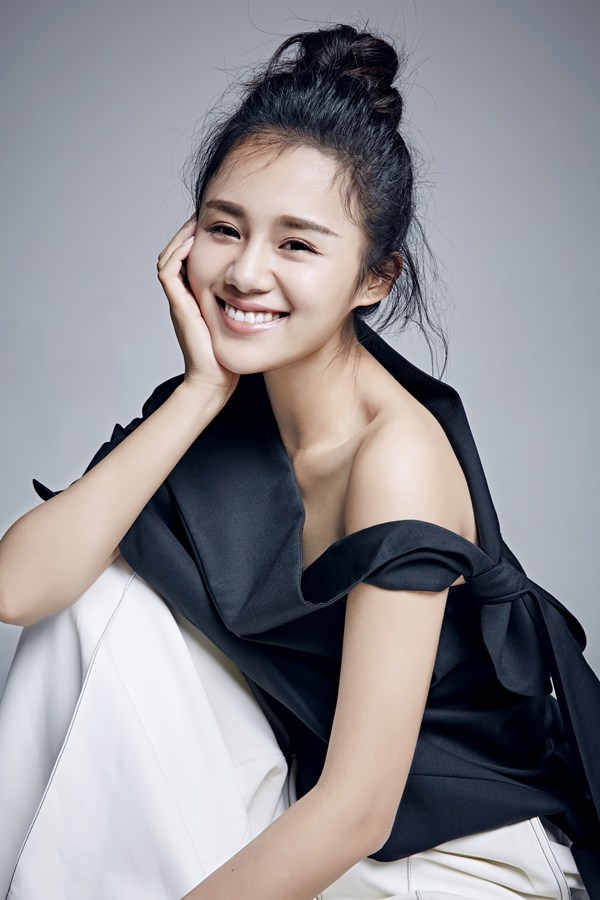 安悦溪黑白搭配露香肩小秀性感最新写真(2)