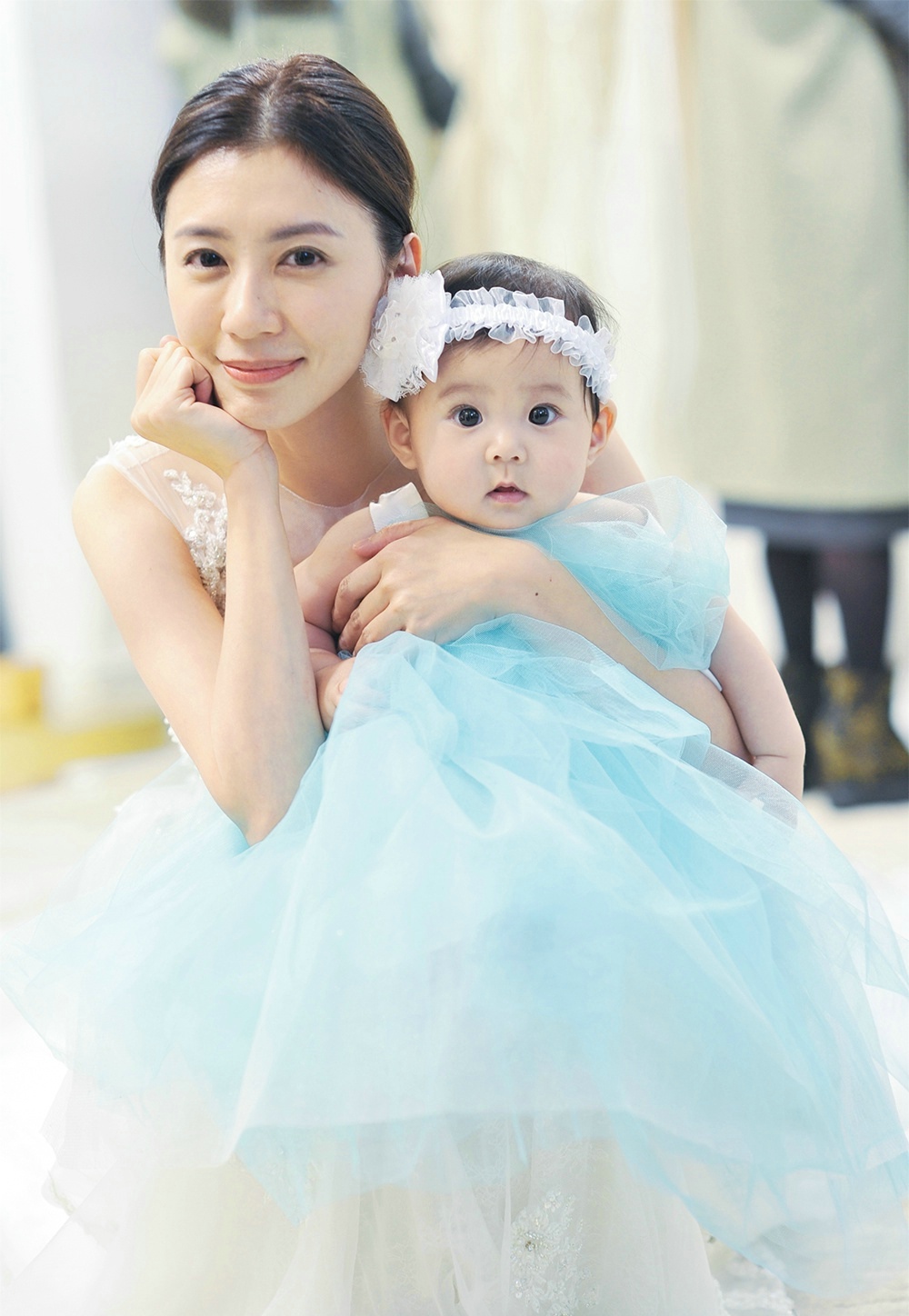 贾静雯带女儿咘咘试婚纱温馨甜蜜(3)