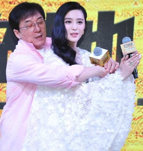 范冰冰为什么心甘情愿被成龙大哥揩油？(2)