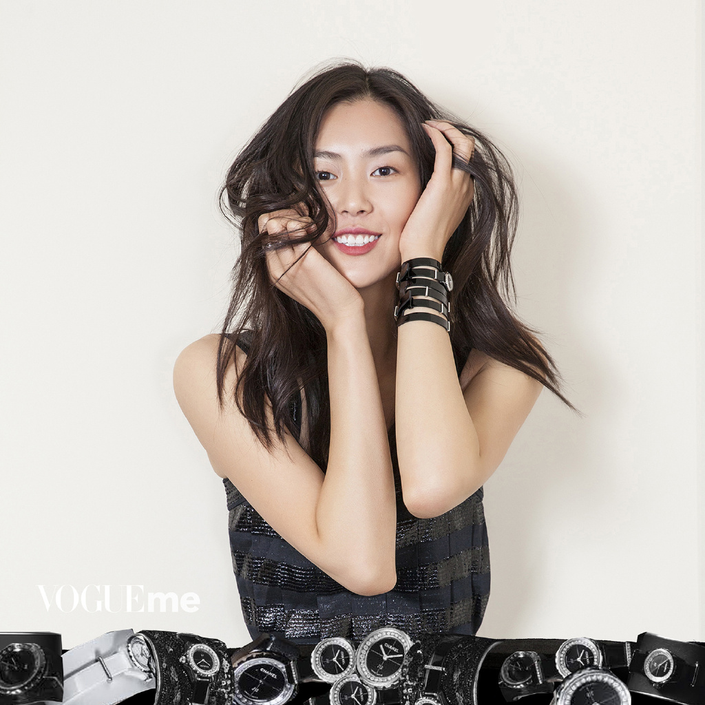 刘雯身穿香奈儿黑色连身裙尽显姣好身姿(6)