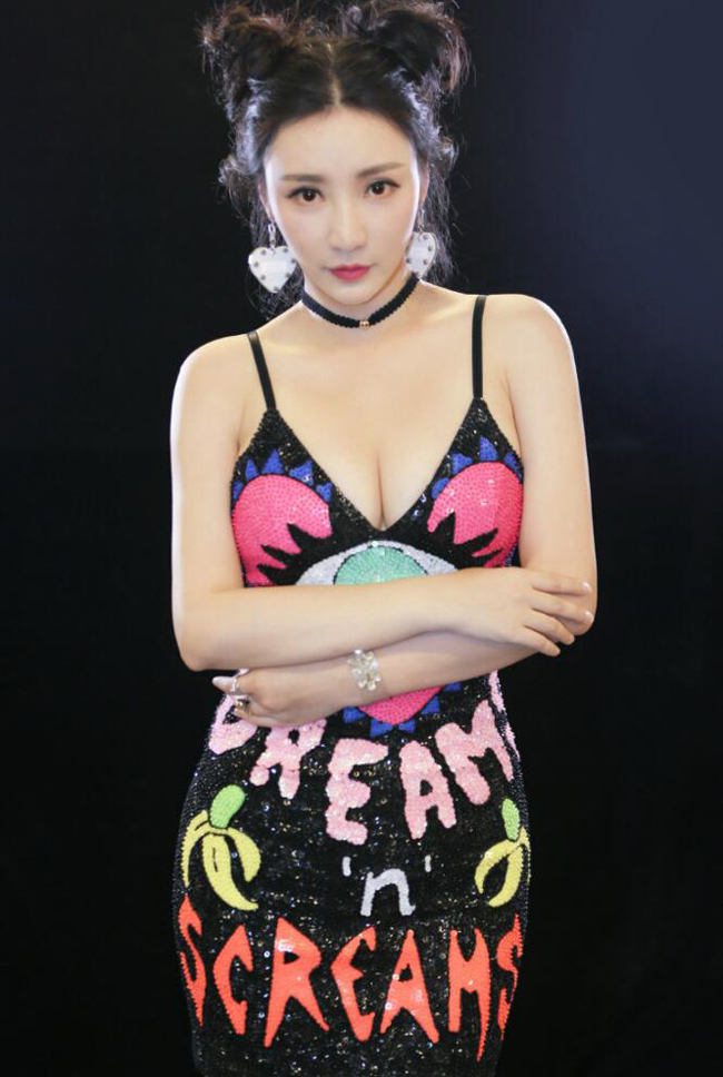 柳岩梳丸子头不仅性感还挺可爱(3)