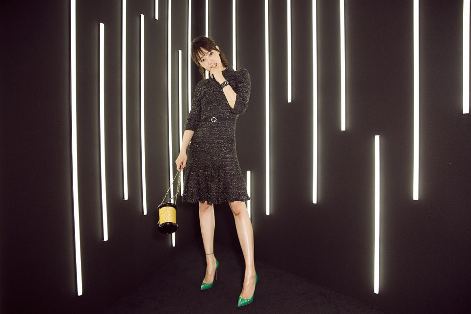 白百何黑色刺绣裙显绰约风姿出席时尚活动(7)