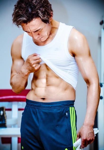 李咏八块腹肌算啥，他们俩才是身材秒杀小鲜肉的老炮