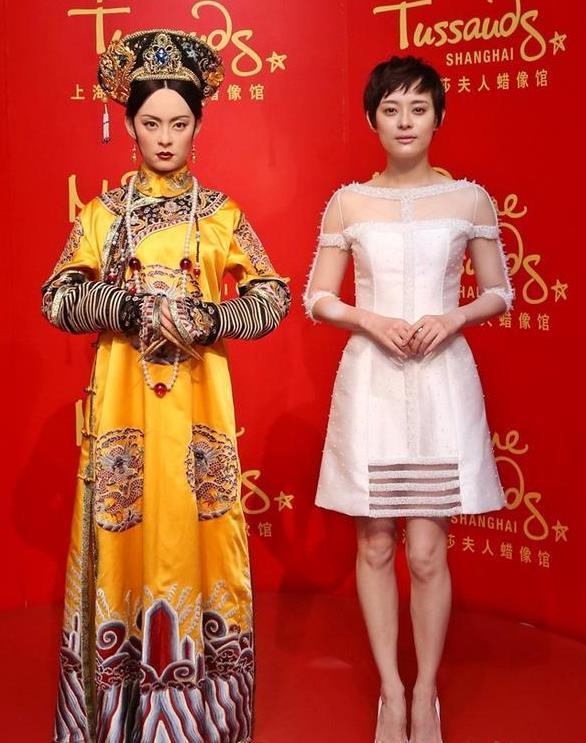 女星本尊与蜡像合影，有人美艳似姐妹花，有人却丑到没朋友(13)