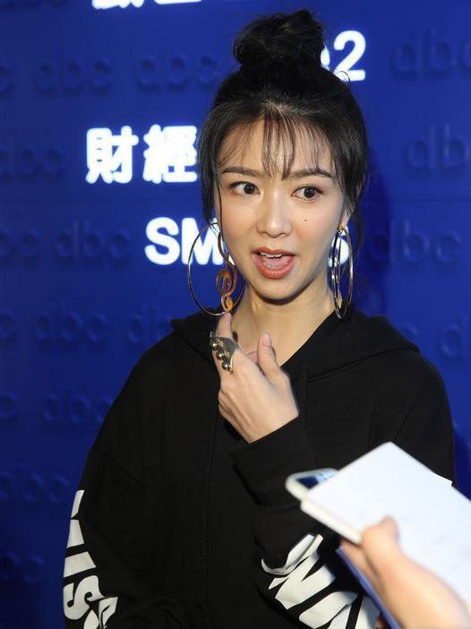 薛凯琪近照曝光被指圆脸变尖笑容僵硬(2)