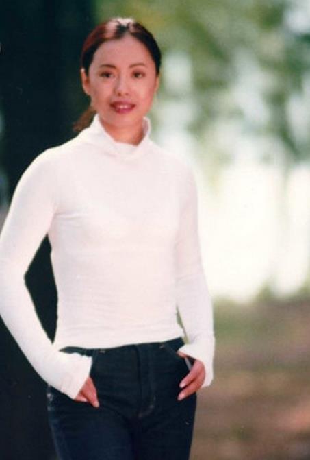 黄妈疑婚内出轨?扒扒黄绮珊昔日为男人服药自杀的悲惨往事(4)