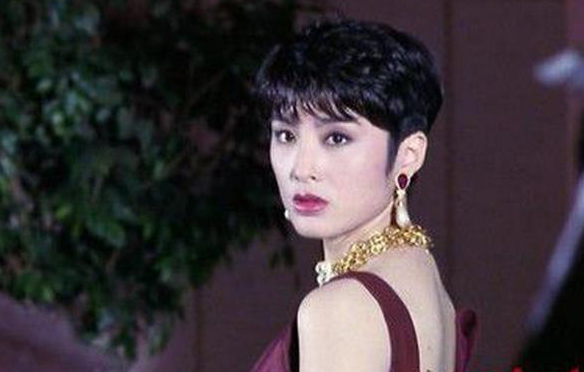 连黑社会都不敢动她一根毫毛,却遭女星抢男友,嫁经纪人如今偷汉子(8)