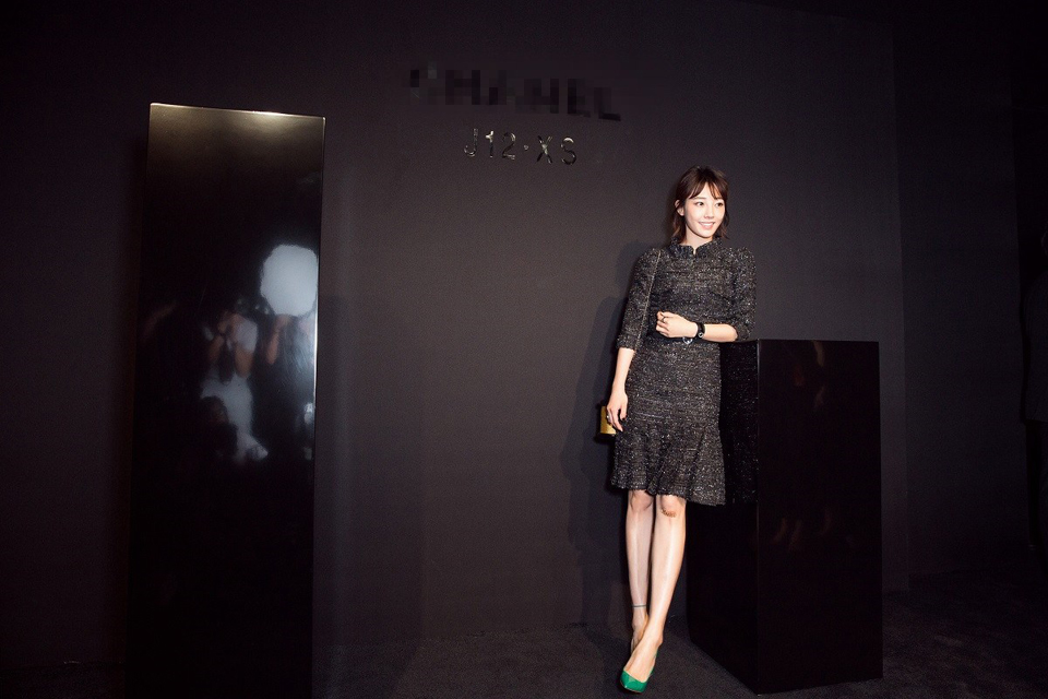 白百何黑色刺绣裙显绰约风姿出席时尚活动(8)